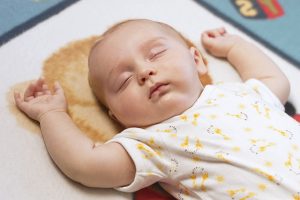 bayi-tidur-sambil-mengangkat-tangan