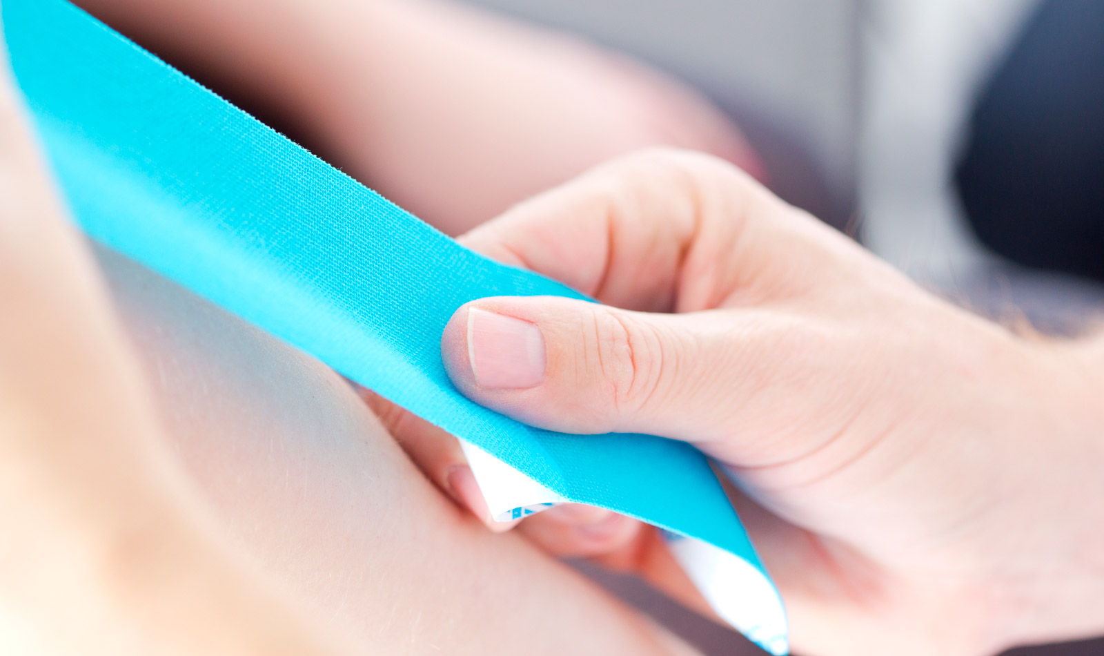 что такое тейпы тейпинг. тейпирование предплечья при растяжении. кинезио тейп лента кинезиологическая. кинезио-тейп лента для похудения. тейпирование диастаза.